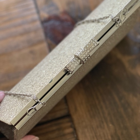 Elegant Silver Clutch with Chain Strap - Picture 3 of 6